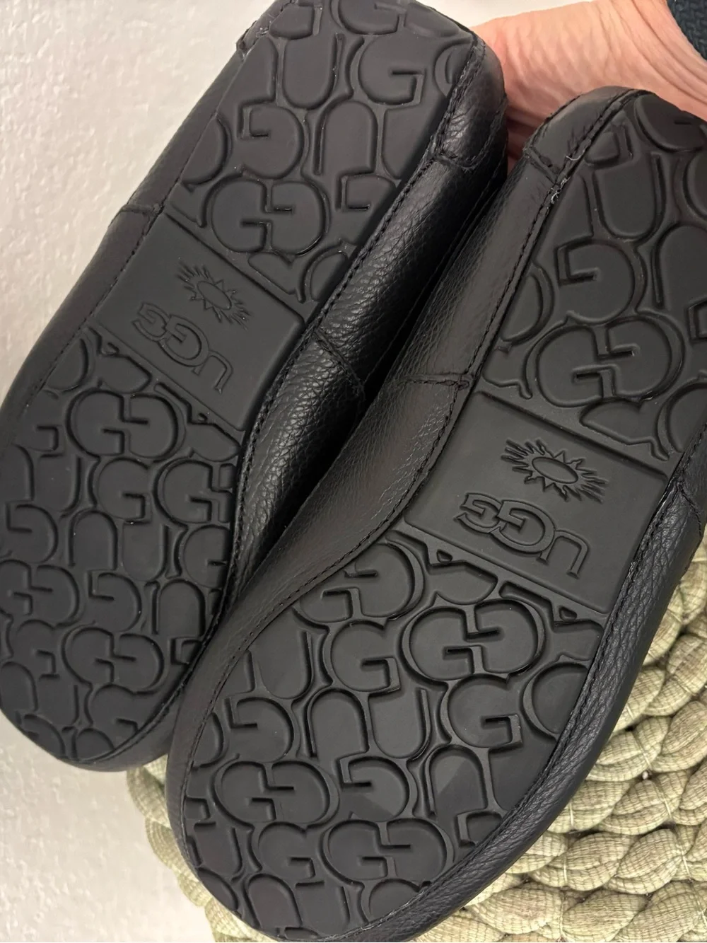 NEW UGG Ascot Men's Black Leather Moccasin Slip-On Loafer Size 10